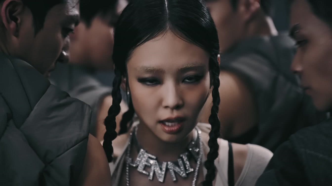 แฟนๆ ตกตะลึง! JENNIE เปิดตัวคอลแลบฯ Frankies Bikinis ครั้งแรก