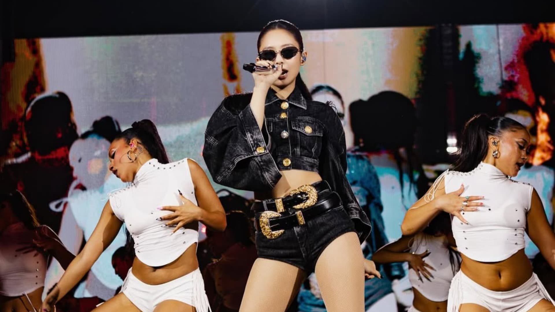 JENNIE สร้างประวัติศาสตร์ ComplexCon ในฐานะศิลปินหญิงเดี่ยวคนแรกที่ขึ้นเวที Headliner — เปิดตัว Dracula สด