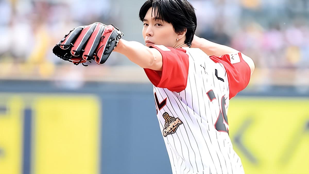 Johnny จาก NCT ขว้างลูกพิธีเปิดฤดูกาล KBO 2026 แล้วนั่งดูเกมถึงจบพร้อมพิซซ่า