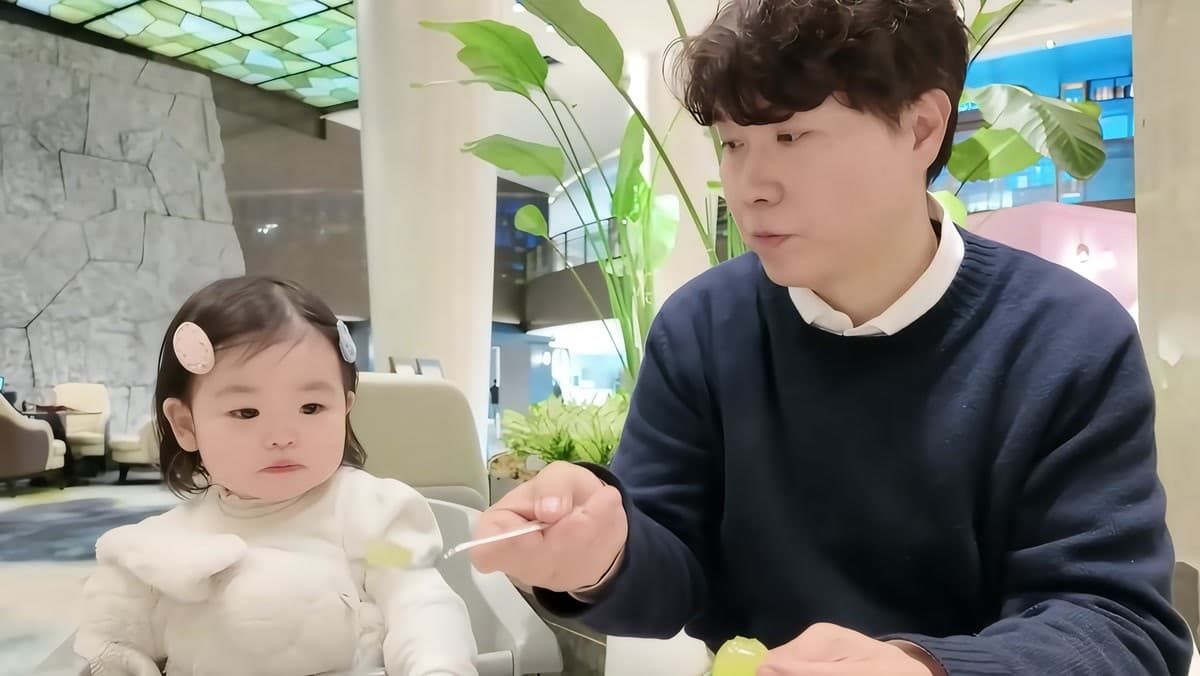 ลูกสาวของพัคซูฮง ลงนามโฆษณาครั้งที่ 18 ตอนอายุ 17 เดือน — และทักทาย 100 คนบนเที่ยวบินแรก
