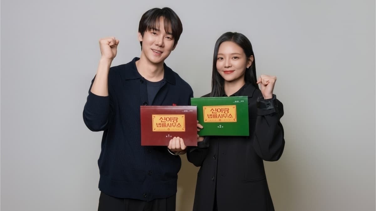 "Shinirang Law Office" เปิดตัวโปสเตอร์พิเศษ Yoo Yeon-seok และ Lee Som บนดาดฟ้าลึกลับ