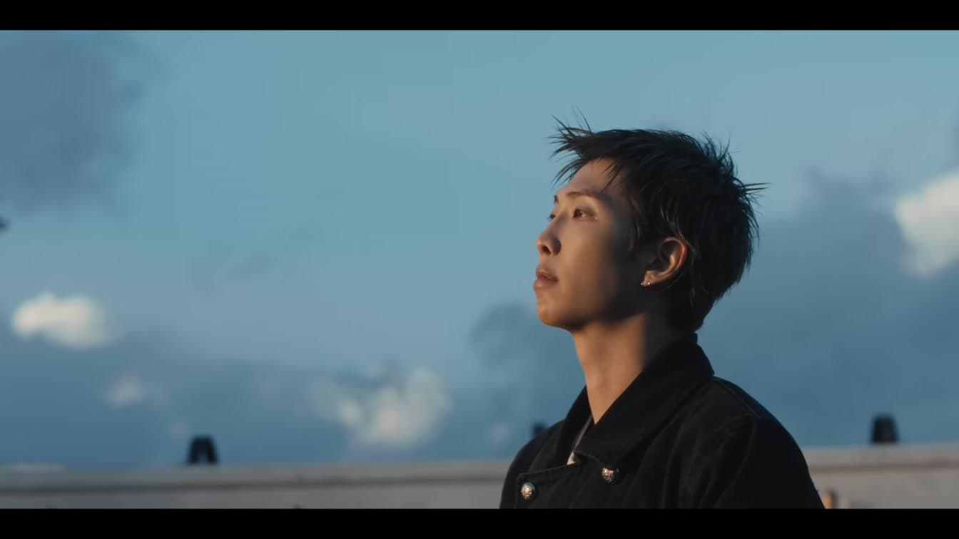 RM ไม่ยอมให้อาการบาดเจ็บข้อเท้าหยุดเขาจากเวทีที่ยิ่งใหญ่ที่สุดของ BTS