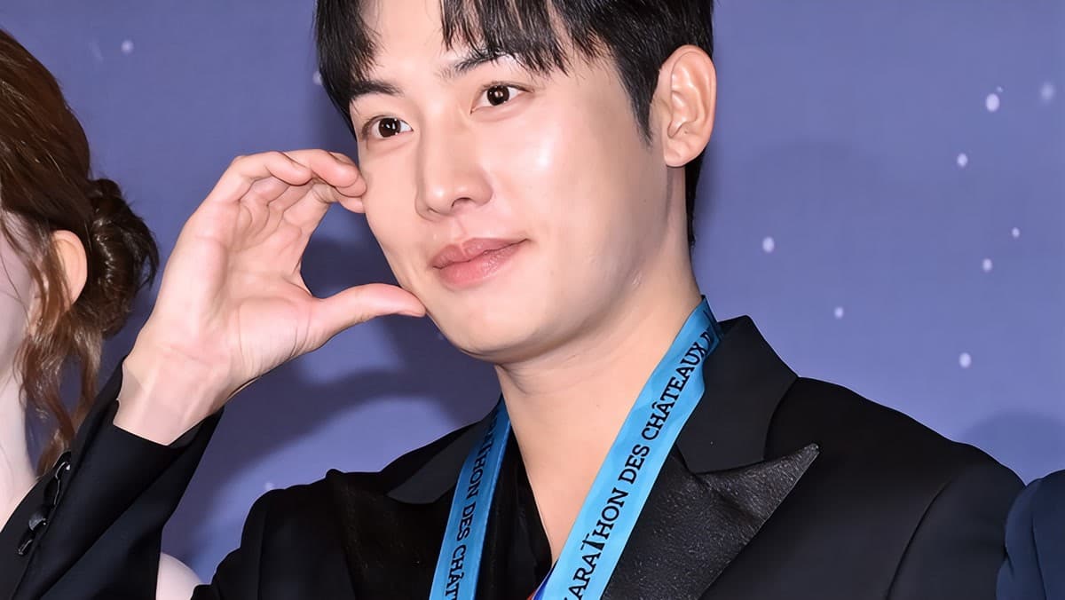นักแสดงที่วิ่งส่งอาหารวันประกาศรางวัล และยังวิ่งมาราธอนด้วย