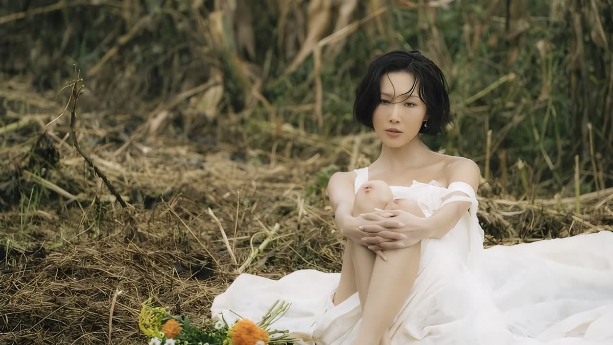 Hwasa เซอร์ไพรส์คัมแบ็กในคอนเซ็ปต์ Audrey Hepburn กับ "So Cute"