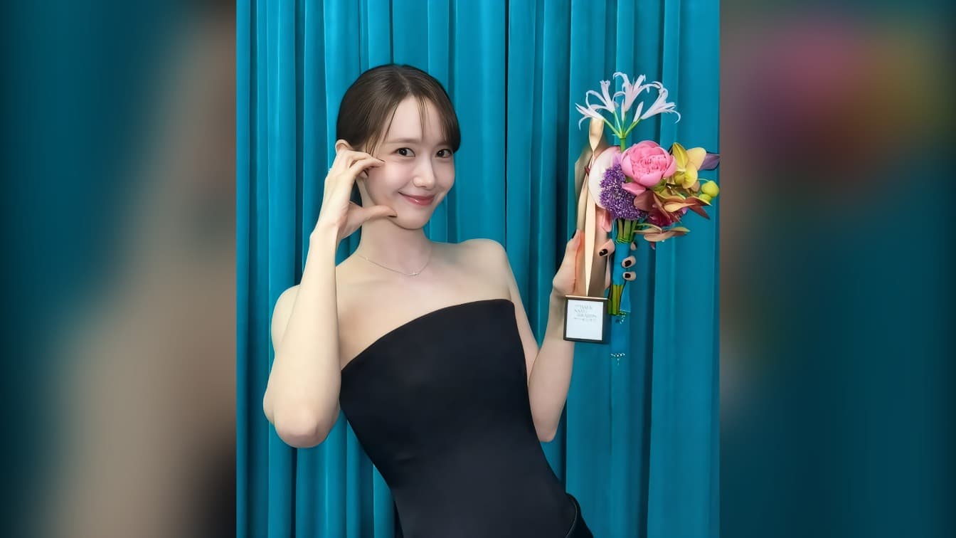 ยูนาและซูจี สวมชุดเดียวกันบนพรมแดงงาน Baeksang Arts Awards ครั้งที่ 62