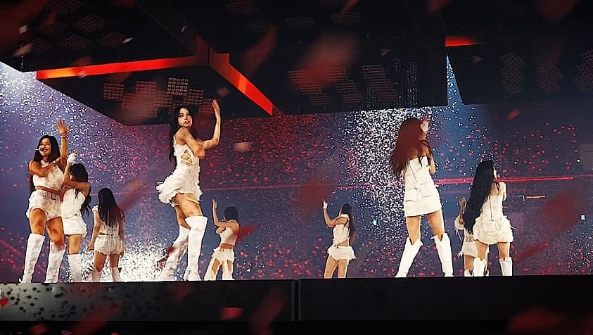 TWICE THIS IS FOR ทัวร์อเมริกาเหนือ: เวที 360 องศาที่สร้างมาตรฐานใหม่