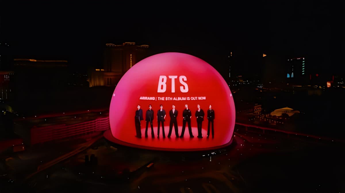 BTS เปลี่ยนลาสเวกัสเป็นสีแดงด้วยโปรเจกต์ ARIRANG